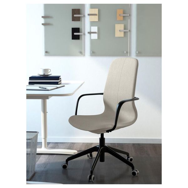 Офісне крісло з чорними підлокітниками LANGFJALL / 291.780.69;бежевий;