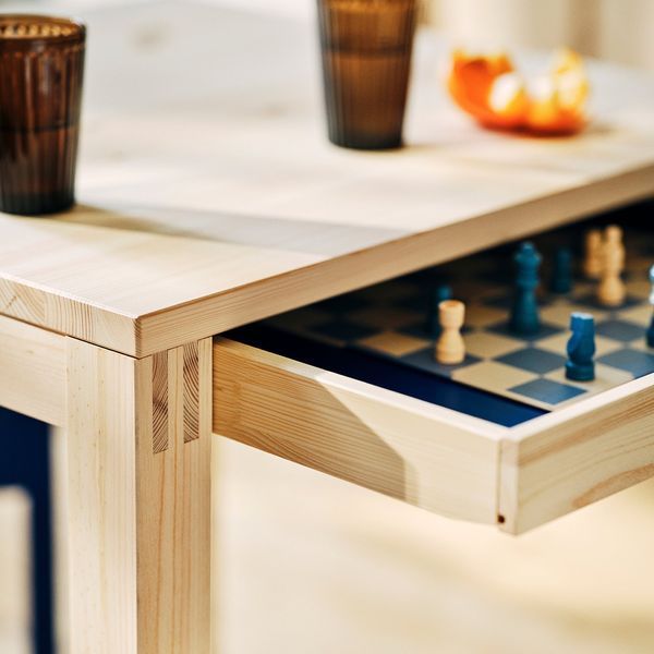 Стіл і 2 розкладні стільці, сосна/синій/чорно-червоний, 70x70 см IKEA PS 2026 / 196.343.75